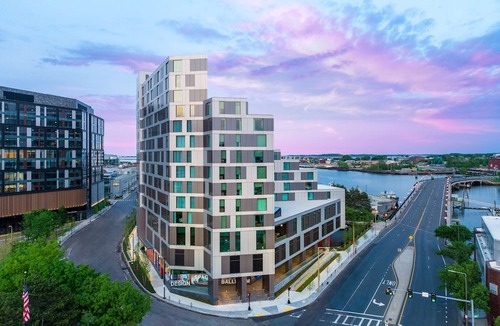 D Street - West Broadway Hotel | Hampton Inn Boston Seaport District