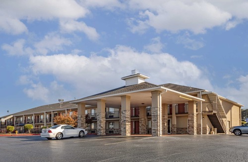 Russellville Hotel | Quality Inn Russellville I-40