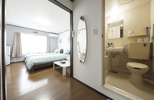Maeganeku Hotel | Flat Peace Chair House