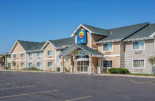 Jackson Hotel | Comfort Inn & Suites Jackson - West Bend