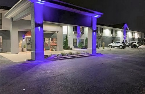 Lake Bluff Hotel | Days Inn by Wyndham Great Lakes - N. Chicago