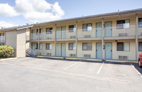 Woodland Hotel | OYO Woodland Hotel and Suites