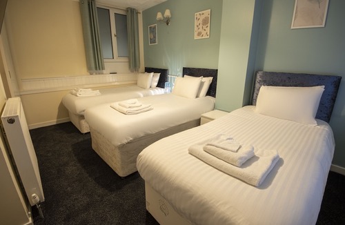Irvine Hotel | Irvine Riverside Guesthouse by Paymán Club