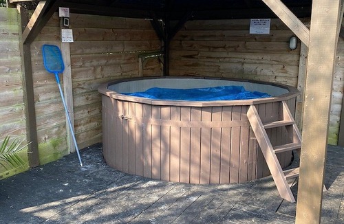 Eye Hotel | Oak Lodge Retreat