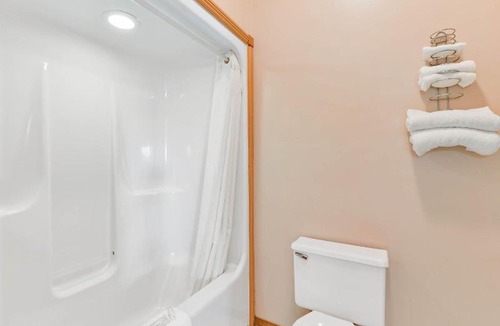 Quad Cities Hotel | Casa Loma Inn & Suites by OYO Davenport IA Near I-80