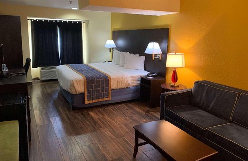 Pinecrest West Park Hotel | Days Inn & Suites by Wyndham Tampa/Raymond James Stadium