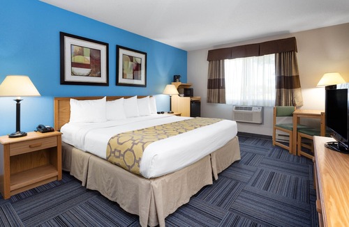 Marinette Hotel | Baymont by Wyndham Marinette