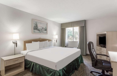 Peoria Hotel | Days Hotel by Wyndham Peoria Glendale Area