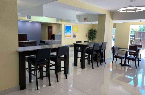 Pinecrest West Park Hotel | Days Inn & Suites by Wyndham Tampa/Raymond James Stadium