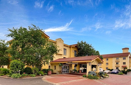 Moon Township Hotel | La Quinta Inn by Wyndham Pittsburgh Airport