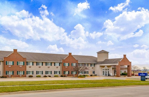 Pella Hotel | AmericInn by Wyndham Pella