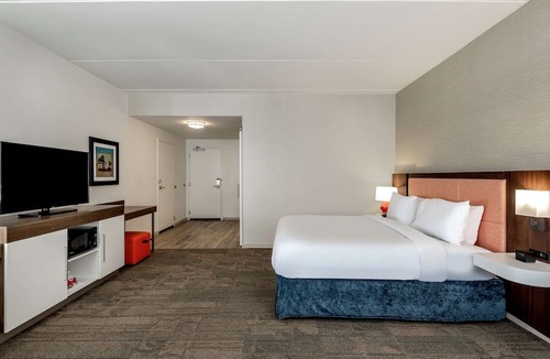Baltimore Hotel | Hampton Inn Baltimore Bayview Campus