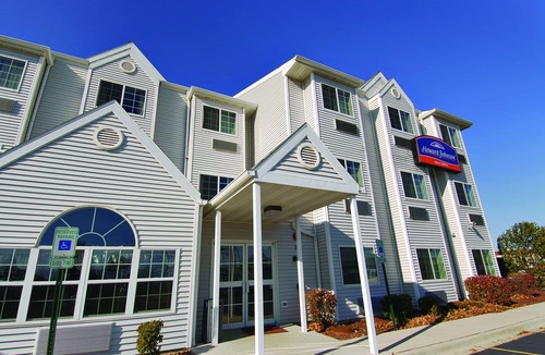 Elk Grove Village Hotel | Howard Johnson Hotel & Suites by Wyndham Elk Grove Village