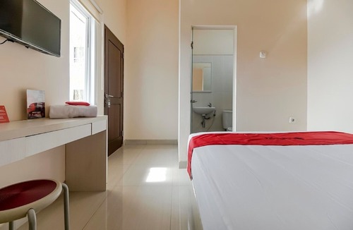 Palembang Hotel | RedDoorz Near Sriwijaya University Palembang 2