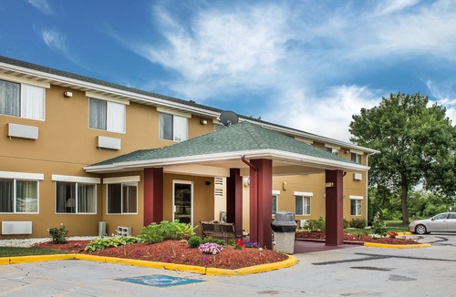 Manitowoc Hotel | Quality Inn Manitowoc