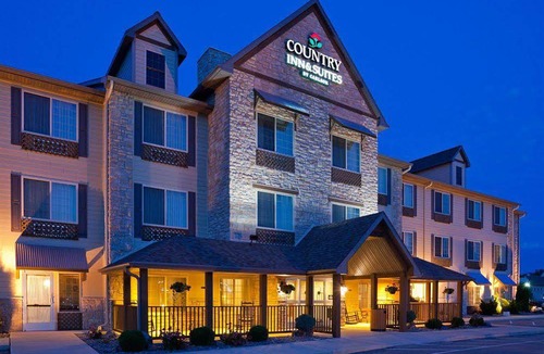 Suamico Hotel | Country Inn & Suites by Radisson, Green Bay North, WI
