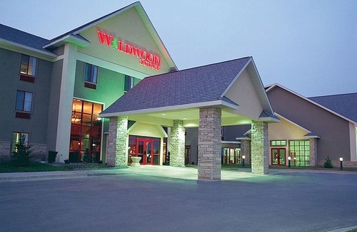 Clive Hotel | Wildwood Lodge & Suites