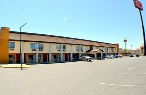 Pine Grove Hotel | Baymont by Wyndham Pine Grove