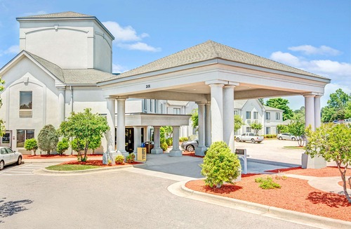 Louisburg Hotel | Days Inn by Wyndham Louisburg