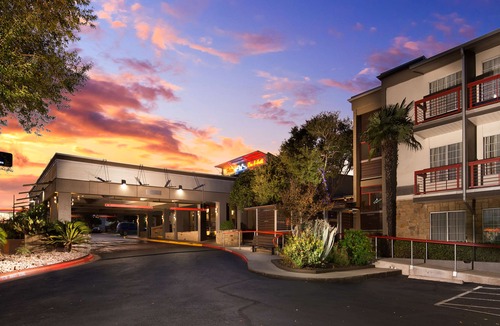 Greater South River City Hotel | Aiden by Best Western @ Austin City Hotel