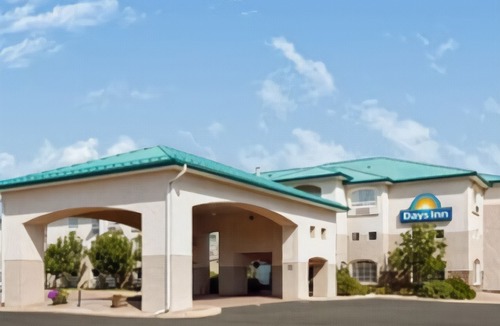 Brandon Hotel | Days Inn & Suites by Wyndham Brandon