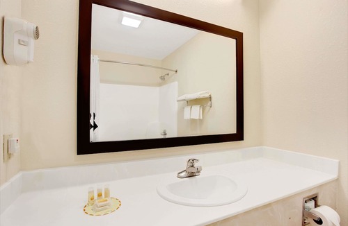 Tougaloo Hotel | Days Inn & Suites by Wyndham Ridgeland