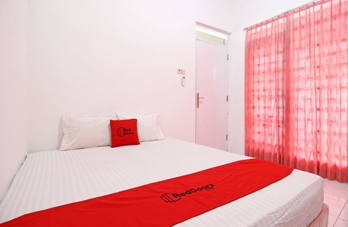 Banjarsari Hotel | RedDoorz Near Terminal Tirtonadi