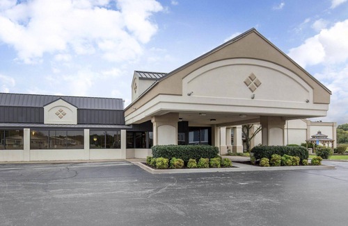 Pittsburg Hotel | Lamplighter Inn and Suites