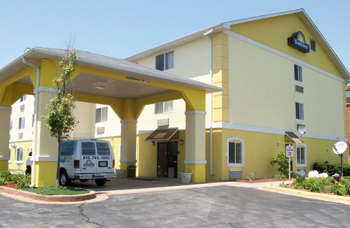 Waldron Hotel | Days Inn by Wyndham Kansas City International Airport