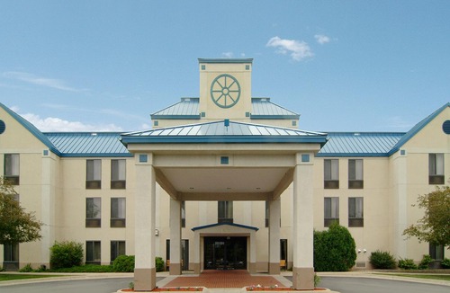 Cedar Rapids Hotel | Holiday Inn Express Cedar Rapids - Collins Road, an IHG Hotel
