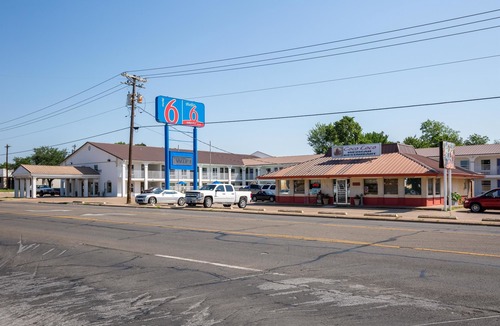 Bryan Hotel | Studio 6 Bryan, TX - University Area