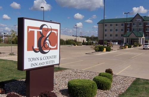 Quincy Hotel | Town & Country Inn and Suites