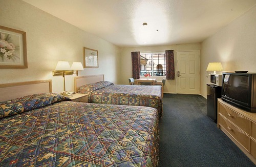 La Sierra Hotel | Days Inn by Wyndham Riverside Tyler Mall