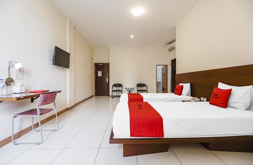 Makassar Hotel | RedDoorz Plus @ Karebosi Area 2