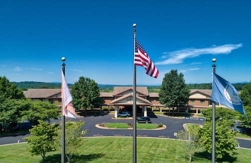 Orange Hotel | Round Hill Inn
