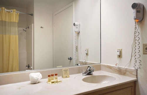 La Sierra Hotel | Days Inn by Wyndham Riverside Tyler Mall
