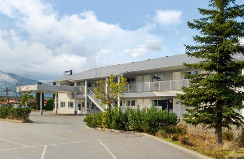 Salmon Arm Hotel | Travelodge by Wyndham Salmon Arm BC