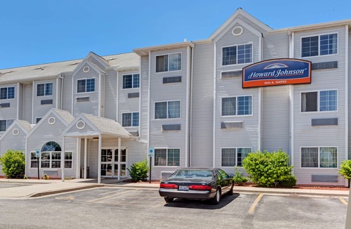 Elk Grove Village Hotel | Howard Johnson Hotel & Suites by Wyndham Elk Grove Village