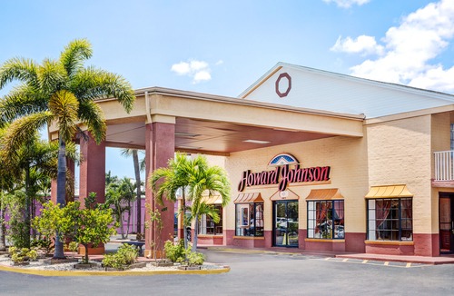 Fort Myers Hotel | Howard Johnson by Wyndham Ft. Myers FL