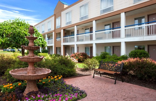Romulus Hotel | Howard Johnson by Wyndham Romulus Detroit Metro Airport