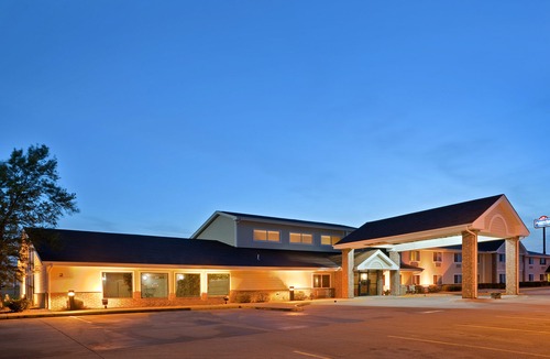 West Burlington Hotel | AmericInn by Wyndham West Burlington