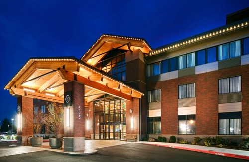 Lebanon Hotel | Best Western Premier Boulder Falls Inn
