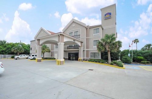 Clute Hotel | Baymont by Wyndham Clute