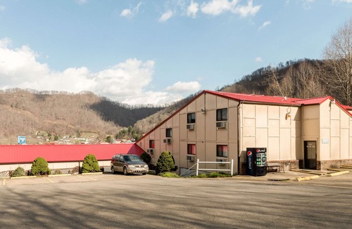 Chapmanville Hotel | OYO Hotel Chapmanville Inn, WV - Hwy 119
