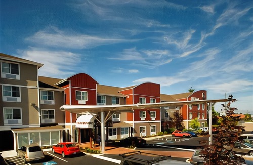 Holly Hotel | Best Western Plus Navigator Inn & Suites