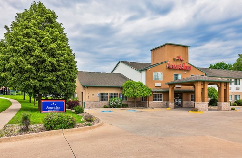 Greater South Side Hotel | AmericInn by Wyndham des Moines Airport
