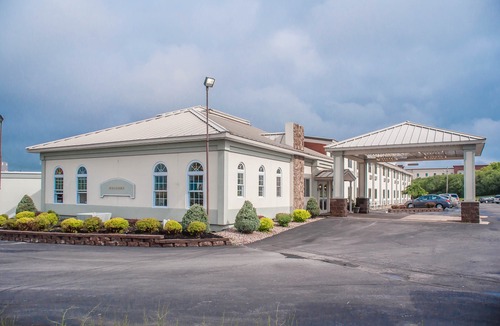 Watertown Hotel | Travelodge by Wyndham Watertown