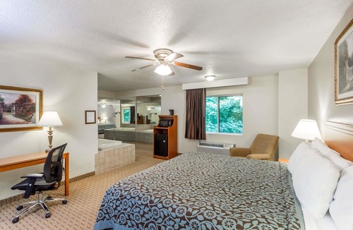 Kaukauna Hotel | Days Inn & Suites by Wyndham Kaukauna WI