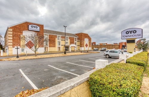 South Tulsa Hotel | OYO Townhouse Tulsa Woodland Hills