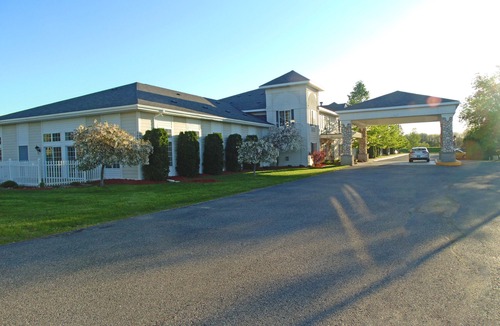 Houghton Lake Hotel | American Inn and Suites Houghton Lake